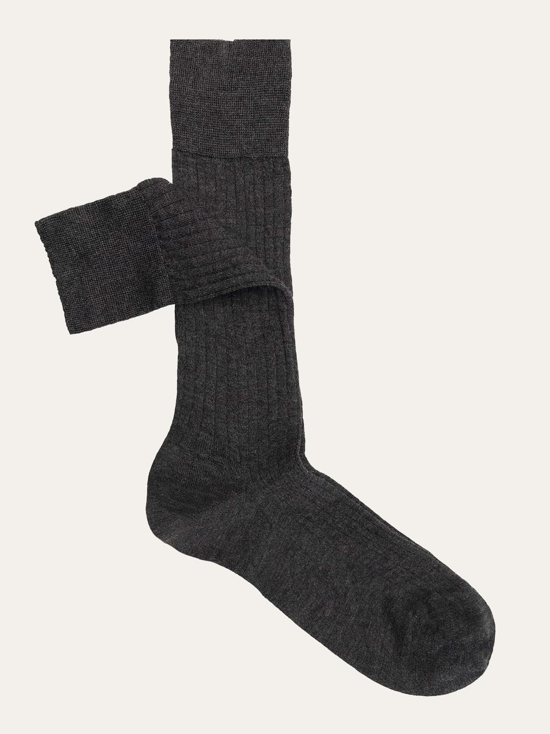 Short ribbed solid color Cashmere and Silk socks